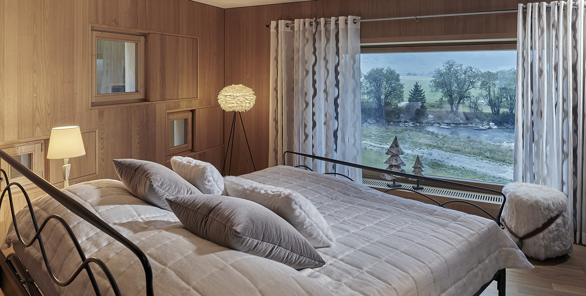 Chambre d'une villa luxueuse dans les Alpes par l'agence Borella Art Design